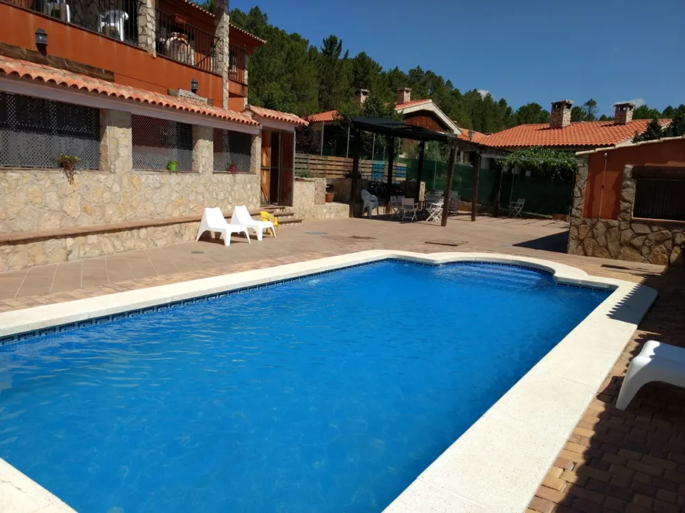 La piscina exterior con las tumbonas